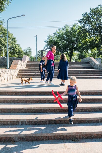 Семья с одним родителем Семья с одним родителем мать-одиночка одна воспитывает детей большая счастливая семья одна