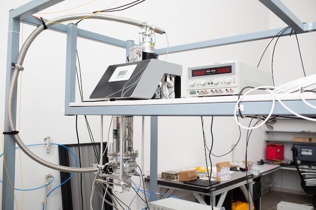 Rivelatore di fotoni singoli in un laboratorio scientifico senza persone