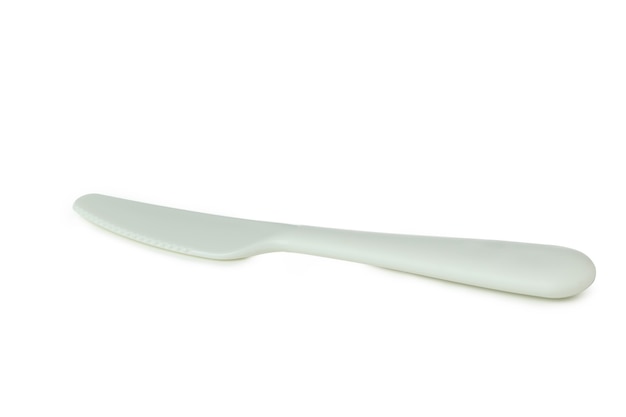 Coltello di plastica singolo isolato su sfondo bianco