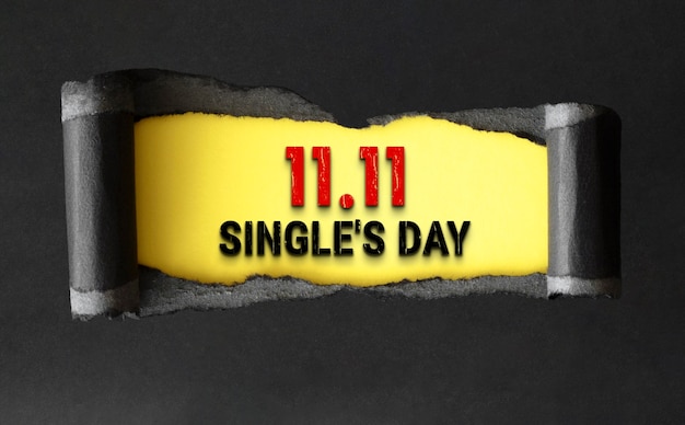 Banner per il giorno dei single con carta strappata scura