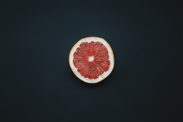 Photo single slice of pomelo.