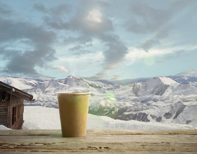 シングルティーまたはコーヒーマグと背景の山々の風景