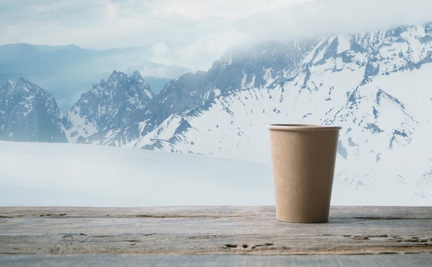 シングルティーまたはコーヒーマグと背景の山々の風景