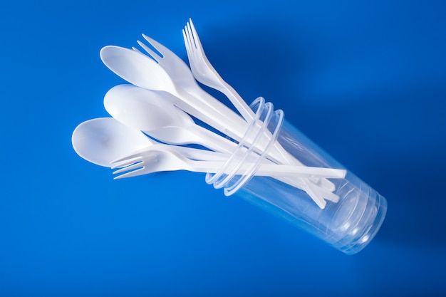 Foto bicchieri, forchette, cucchiai di plastica monouso. concetto di riciclaggio della plastica, rifiuti di plastica