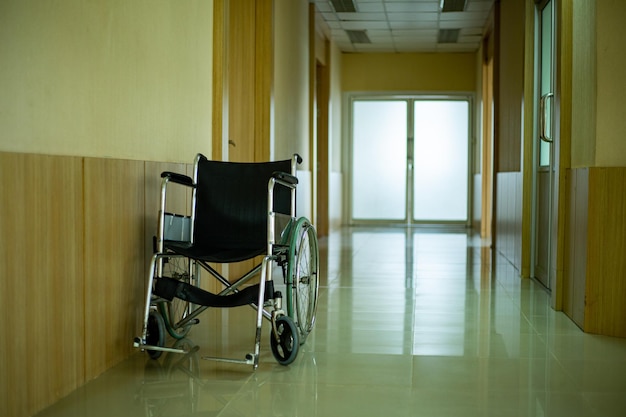 Foto le sedie a rotelle singole si fermano sul percorso a piedi davanti alla sala di terapia intensiva dell'ospedale.attrezzature per pazienti disabili