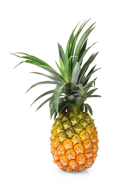 Singolo ananas intero isolato su sfondo bianco