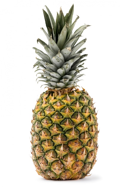 Photo single whole pineapple isolated on white background