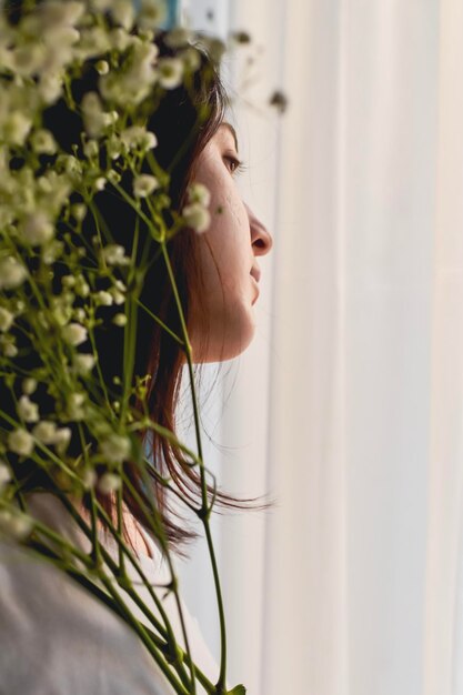 Photo single woman holding white flowers