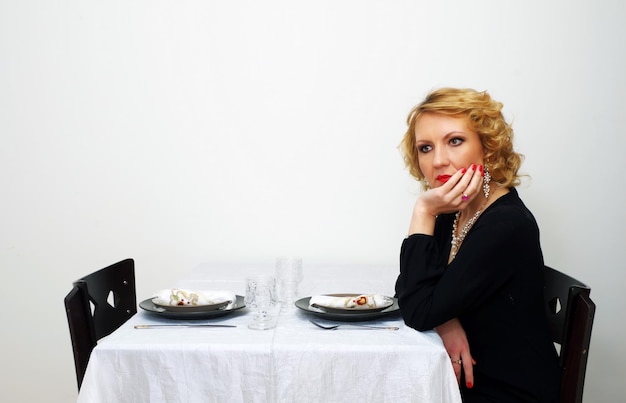 Foto una donna single si siede accanto al tavolo servito