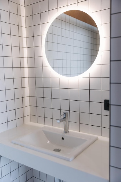 Раковина и зеркало в ванной элемент интерьера