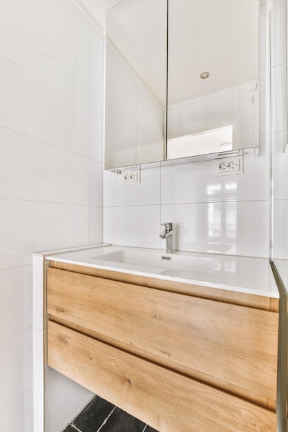 Раковина и зеркало в современной ванной комнате