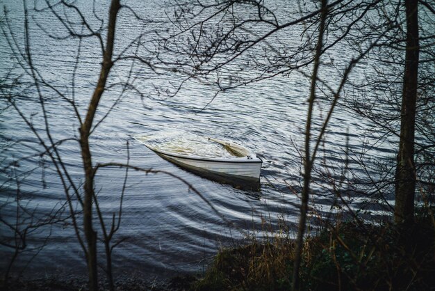 Photo sinking boat in a dark lake