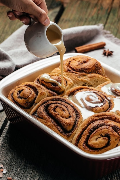 Sinnabon-broodjes met vanilleroom. zoete traditionele dessertbroodjes.