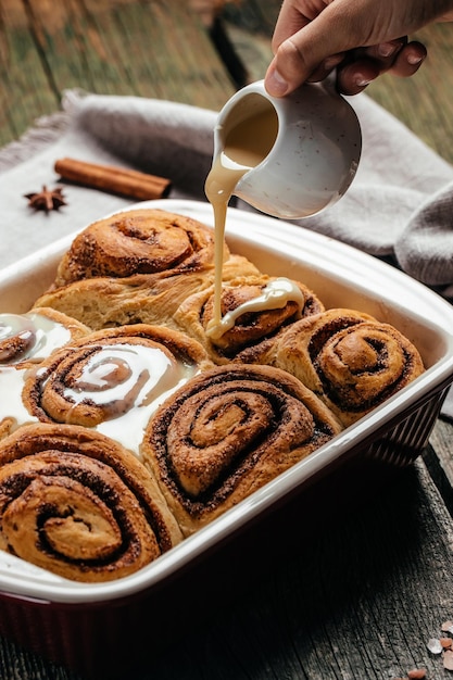 Photo sinnabon buns rolls with vanilla cream sweet traditional dessert buns