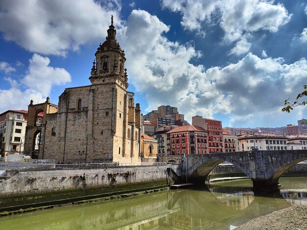 Sint-Antoniuskerk in Bilbao op een zonnige dag
