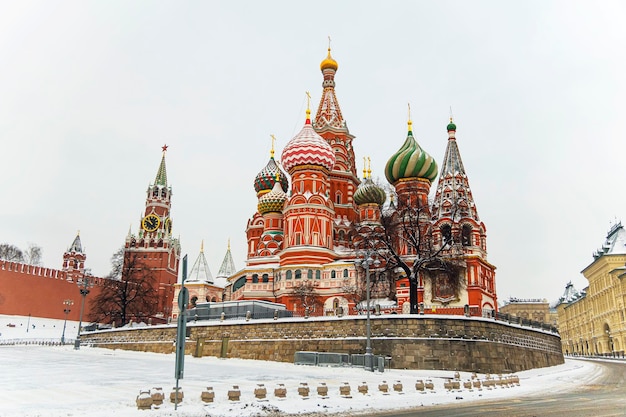 Sint-Basiliuskathedraal op het Rode plein in de winter Moskou, Rusland.