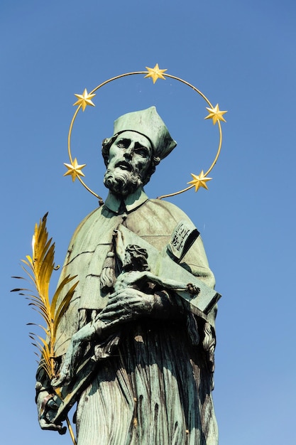 Sint Jan van Nepomuk standbeeld Karelsbrug Praag Tsjechië