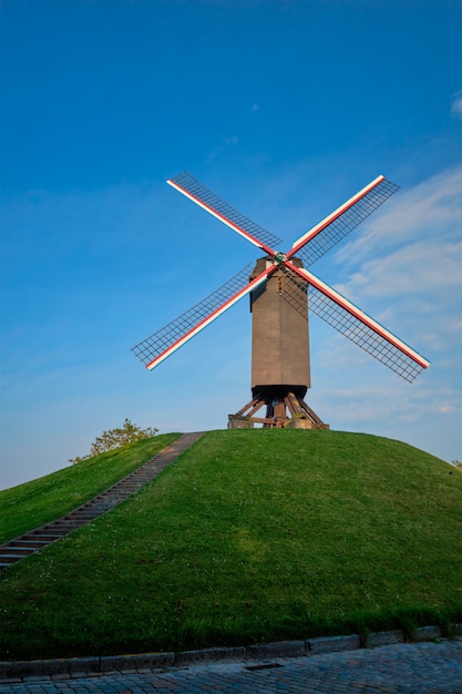 Sint-Janshuismolen Sint-Janshuis Molenmolen in Brugge op zonsondergang, België