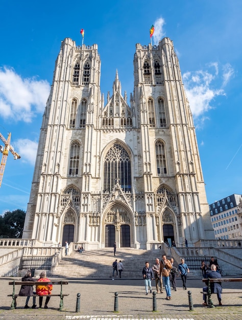 Sint-Michiel en Sint-Goedelekathedraal in Brussel België onder bewolkte blauwe hemel