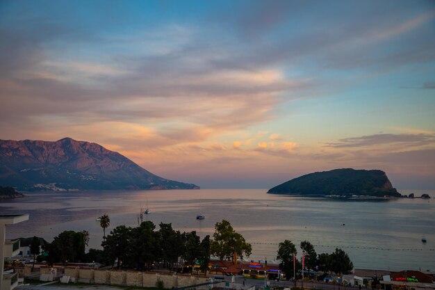 Sint-Nicolaaseiland bij zonsopgang in budva, montenegro