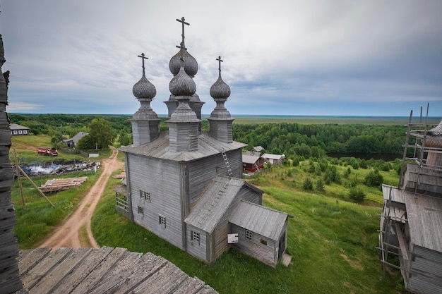 Sint-nicolaaskerk in het dorp vorzogory in het onega-gebied van de regio arkhangelsk in rusland, uitzicht vanaf de klokkentoren