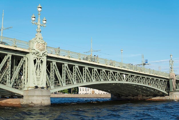 Foto sint-petersburg brug trinity bridge of troitsky brug over de rivier de neva uitzicht vanaf het water