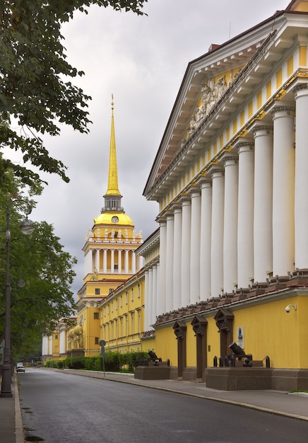 Sint-Petersburg Gevel van de Admiraliteit Portico met witte zuilen