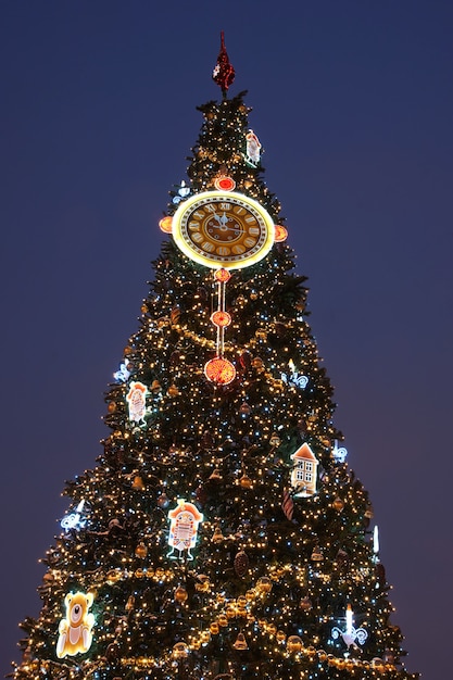 Sint-petersburg in kerstvakantie. versierde kerstboom.