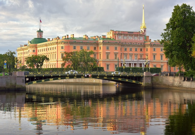 Sint-Petersburg Mikhailovsky-kasteel in de ochtend Het paleis van de XIX eeuw