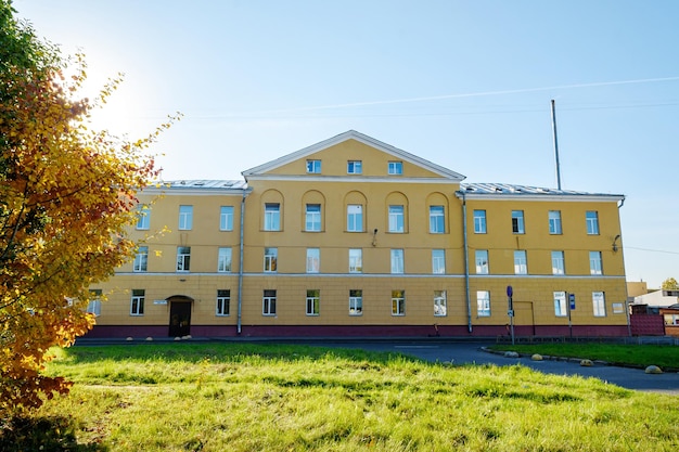 Sint-Petersburg, Rusland - 02 oktober 2021: Oud geel industrieel gebouw. Gerestaureerd als een kantoorcentrum.