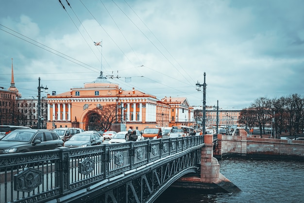 Sint-Petersburg, Rusland - 05 november 2019: Ophaalbrug Palace Bridge overdag. Sint Petersburg.