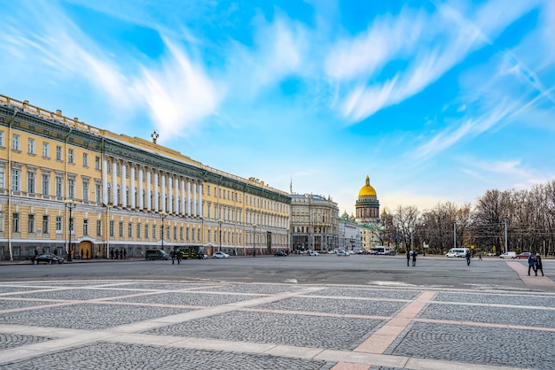 Sint-Petersburg, Rusland - 06 november 2019: Arc de Triomphe van het General Headquarters Building op Palace Square. Sint Petersburg