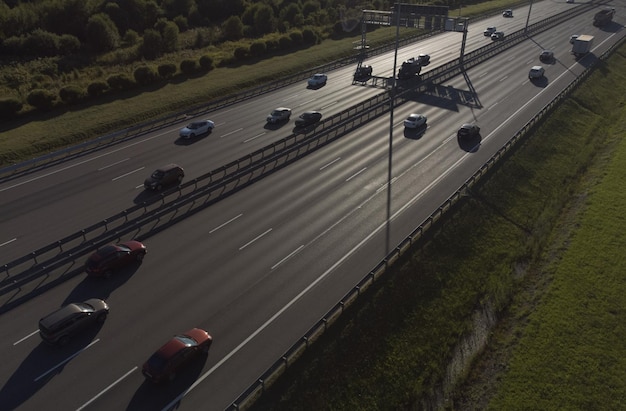 Sint-Petersburg Rusland 11 augustus 2022 Personenauto's rijden op een snelweg met meerdere rijstroken Gescheiden verkeersstromen Ringweg rond Sint-Petersburg