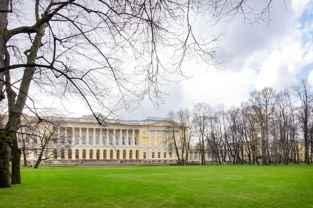 Sint-Petersburg Rusland 2 mei 2021 De noordelijke gevel van het Michajlovski-paleis, de bouw van het Russisch Staatsmuseum in het vroege voorjaar Mikhailovski-tuin Selectieve focus