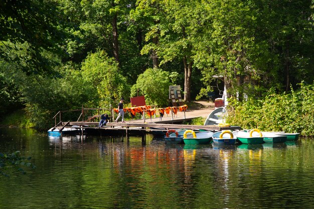 Sint-petersburg, rusland, 21 augustus 2020 bootstation pavlovsk park