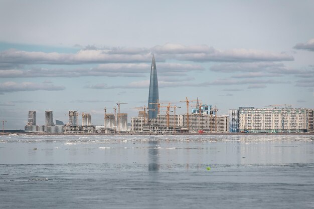 Sint-Petersburg Rusland april 2022 weergave van wolkenkrabber Lakhta centrum aan de kust van de Golf van Finland en residentiële ruimte bouw van Sea Facade teruggewonnen land van Vasilievsky eiland