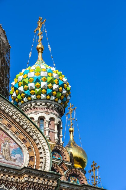 Sint-petersburg rusland de kerk van de verlosser op het bloed in zonnige zomerdag