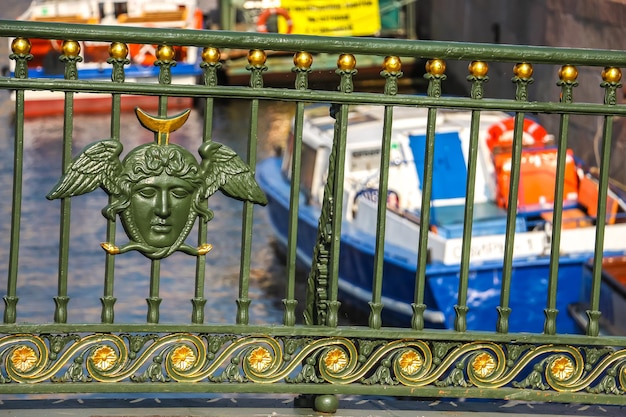 Foto sint-petersburg rusland details van de malokoniushennyi-brug in het stadscentrum van sint-petersburg