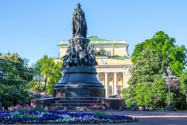 Sint-Petersburg Rusland juni 2022 Catherine's Garden en Alexandrinsky Theater in het voorjaar