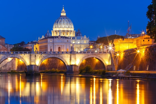 Sint-Pietersbasiliek 's nachts in Rome, Italië