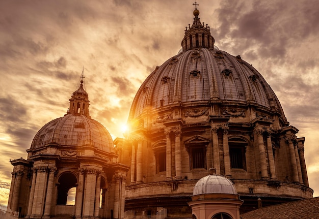 Sint-Pietersbasiliek San Pietro bij zonsondergang in Vaticaanstad Rome Italië