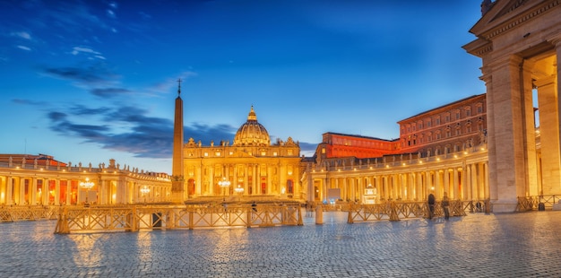 Sint-Pietersplein en Sint-Pietersbasiliek Vaticaanstad in de avondtijdItalië