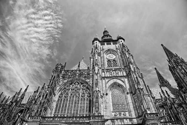 Sint-Vituskathedraal in het beroemde historische gebouw van Praag, Tsjechië tegen blauwe hemel