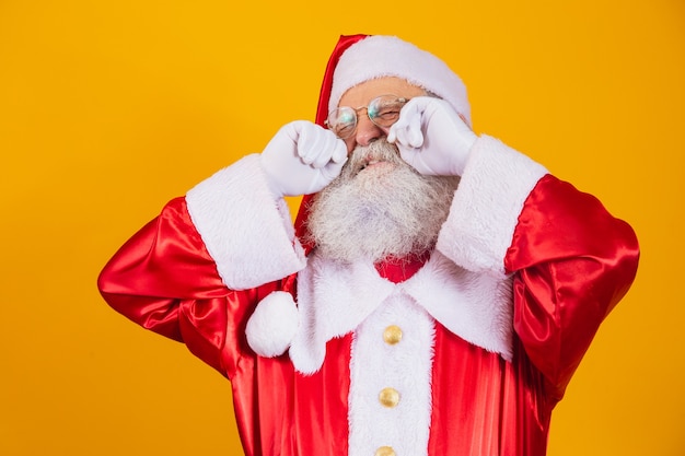 Sinterklaas huilt met zijn handen in zijn ogen.