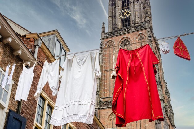 Foto sinterklaas kleren hangen om te drogen met kerktoren op de achtergrond