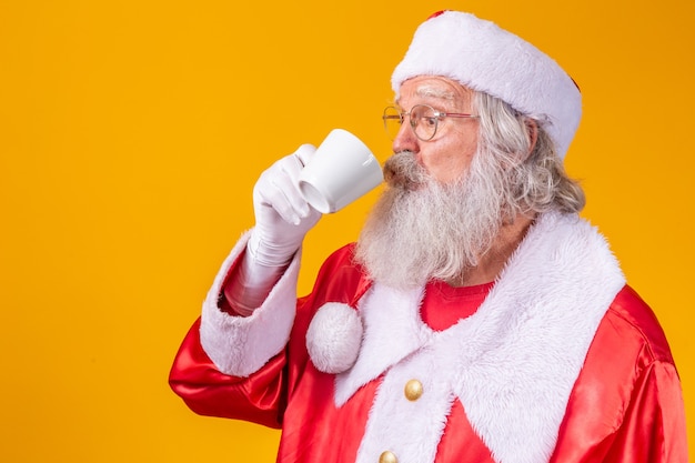 Sinterklaas onder het genot van een kopje koffie of thee