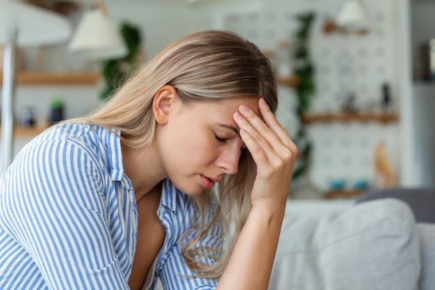 Foto sinuspijn die zeer veelkleurige hoofdpijn veroorzaakt ongezonde vrouw met pijn scherpe sterke pijn sinuspijn sinusdruk sinusitis treurige vrouw die haar hoofd vasthoudt omdat sinuspijn