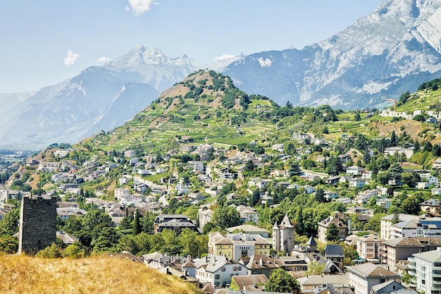 Sion stad met vallei en Berner Alpen bergen, kanton Wallis, Switzerland