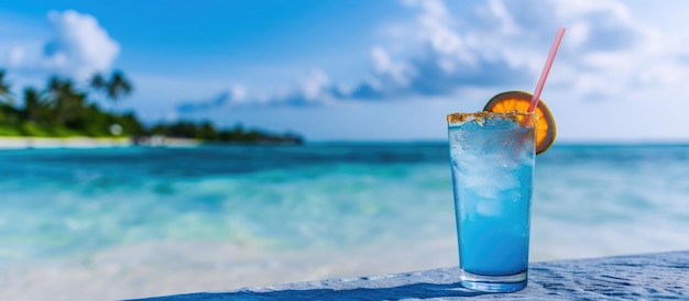 Foto sippando un fresco cocktail blu della laguna sulle spiagge limpide