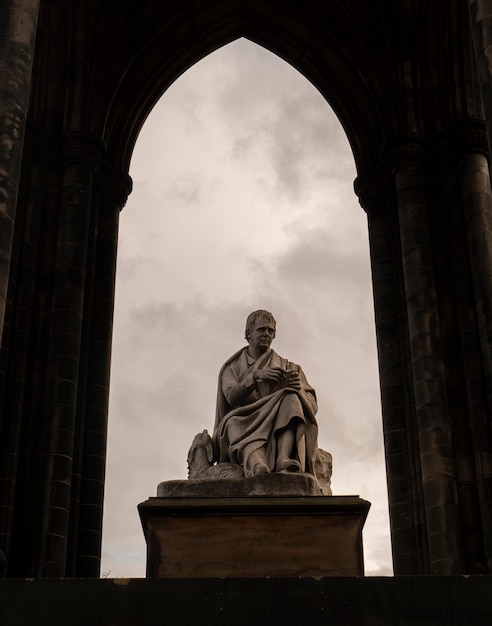 Photo sir walter scott monument in edinburgh